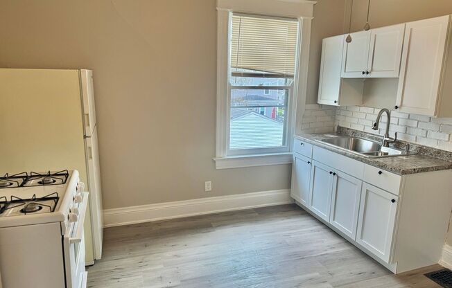 1 bed, 1 bath, $950, Unit 4