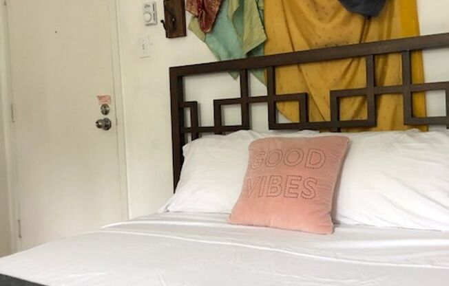 Studio, 1 bath, $1,099, Unit B11