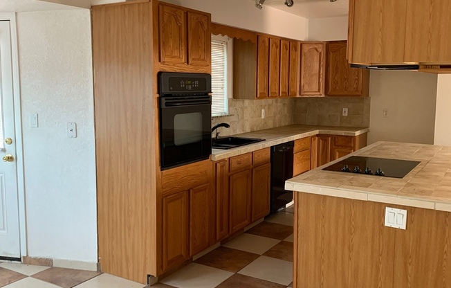 2 beds, 2 baths, $1,600