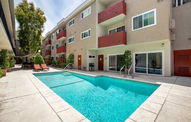 Apartments in Woodland Hills ,CA Pool
