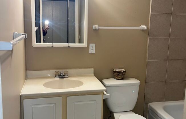 1 bed, 1 bath, 850 sqft, $1,050, Unit 10-17