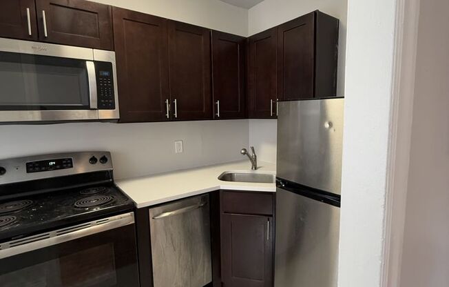 1 bed, 1 bath, $1,300, Unit B202