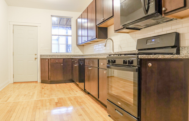 2121 W IRVING PARK