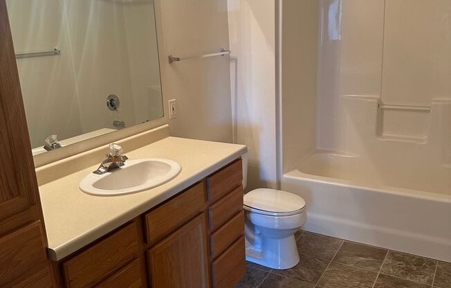 2 beds, 1 bath, 1,000 sqft, $915, Unit 202