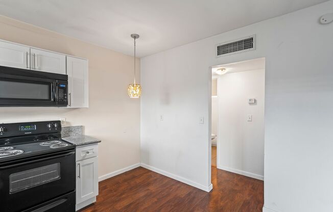 1 bed, 1 bath, $825, Unit 6