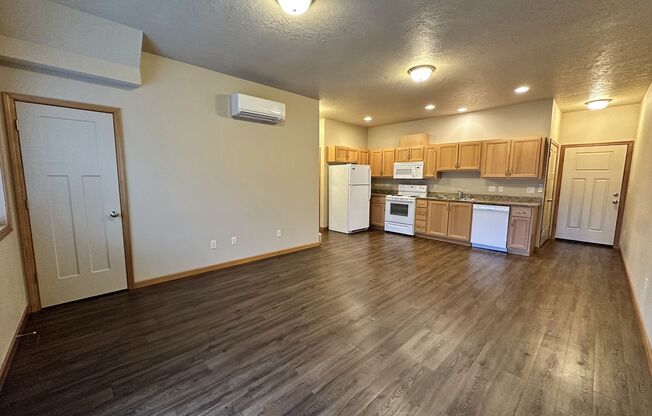 3 beds, 2 baths, 1,483 sqft, $2,400, Unit 82