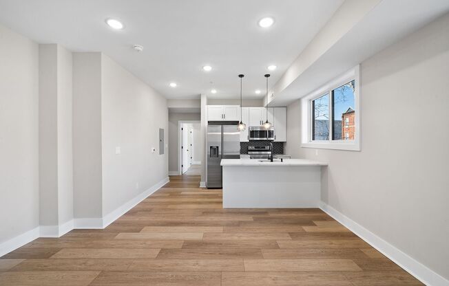 2 beds, 2 baths, 858 sqft, $1,749, Unit 212