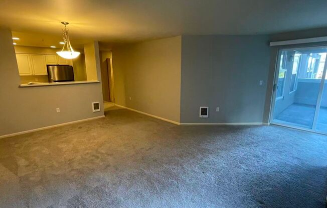 Nice 2-bed, 2-bath condo in Roosevelt Way Seattle for rent!