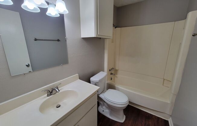 Bryan, Northgate area.. 2 bedroom 1 bath-- close to Texas A&M University.
