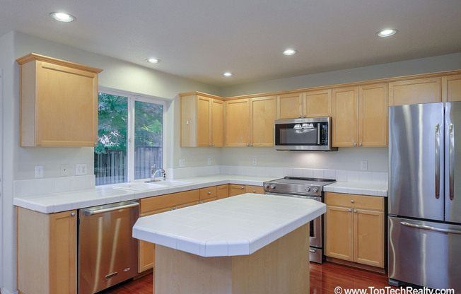 Beautiful 4 Bedrm* 2.5 Bath* Single Family Home Available Now