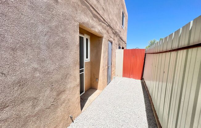 2 beds, 1.5 baths, 800 sqft, $1,085, Unit Unit 2