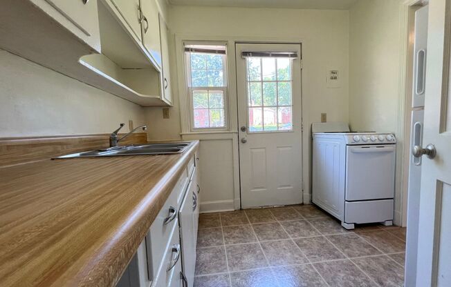 2 beds, 1 bath, 888 sqft, $850, Unit 926Hill