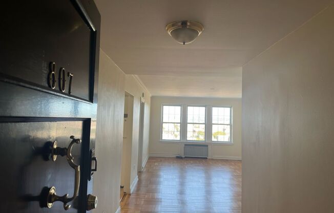 1 bed, 1 bath, 768 sqft, $1,400, Unit Royal York 807