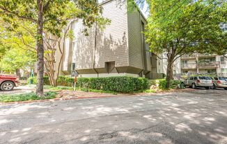 Two Bedroom, one bath, perfect roommate set up in heart of Oak Lawn