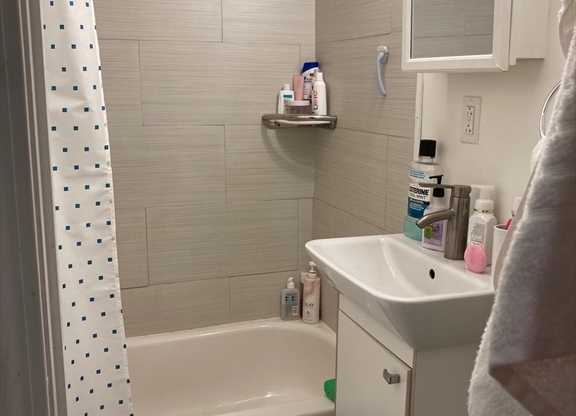 1 bed, 1 bath, $2,350, Unit B