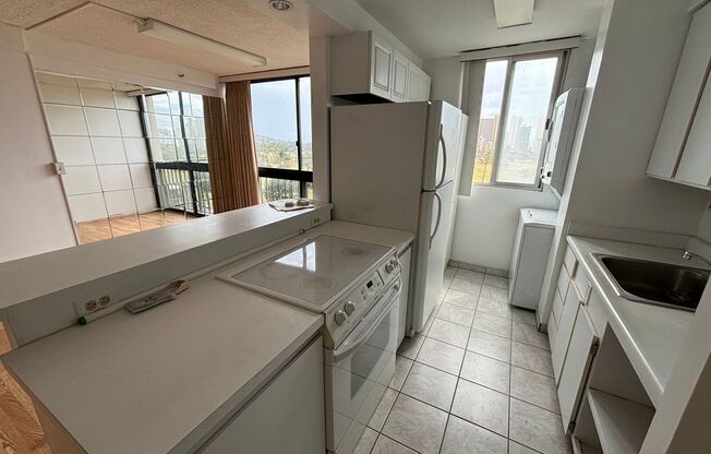 8th Floor Golf Course View 2 Bed 2 Bath 1 Parking in Fairway House! Water, Sewer included!