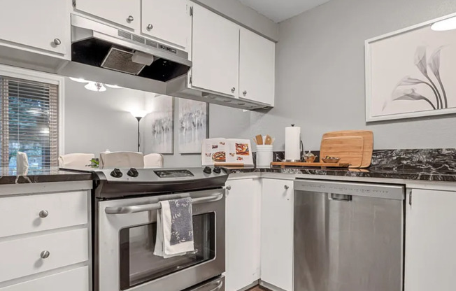 Charming Updated Ground-Floor 2 Bed - 1 Bath in Prime Kirkland Location