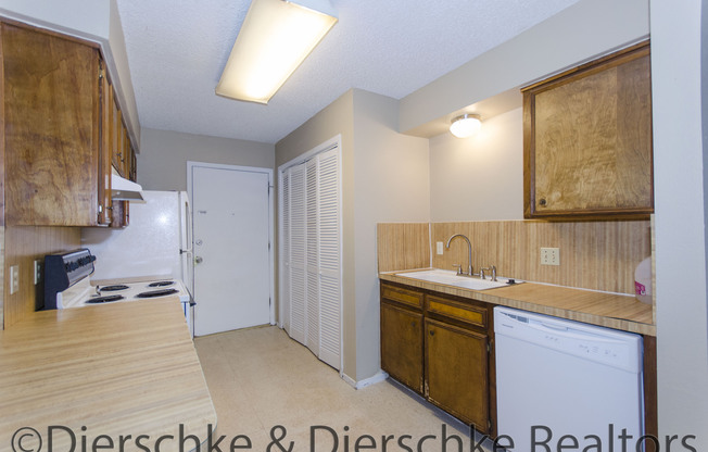 SPACIOUS & CUTE 2 bedroom 2 bath townhouse off Sunset Dr.