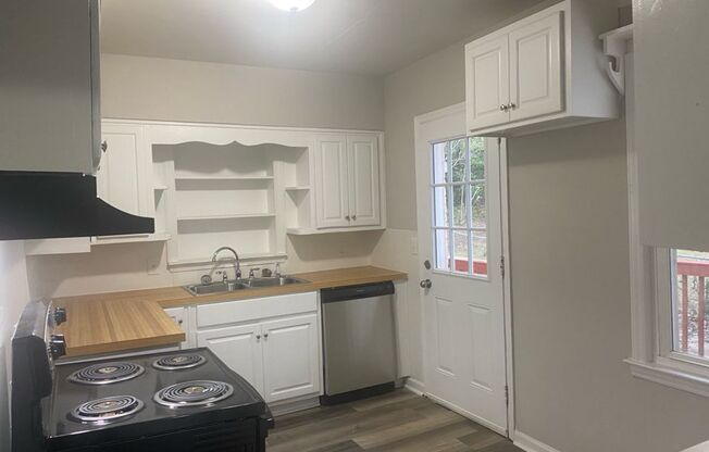 Move in Special!!!! 3/1 Home with bonus room!
