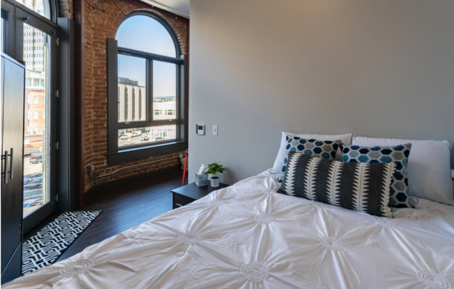 Studio, 1 bath, 379 sqft, $1,049, Unit 208