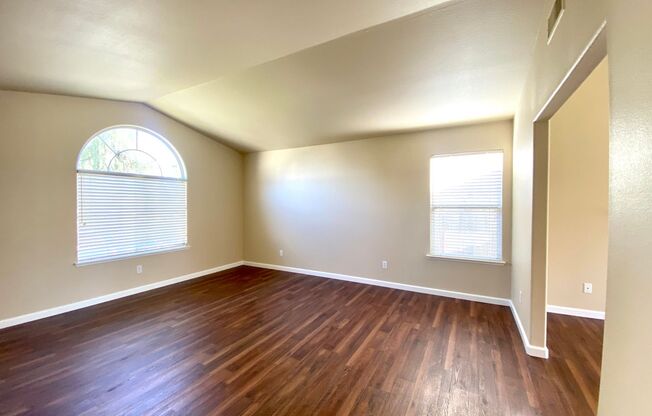 $2,295 Valentine & Clinton, Beautiful 3 Bedroom Home - N Rafael Ave, Fresno