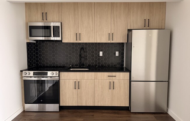 1 bed, 1 bath, 587 sqft, $3,100