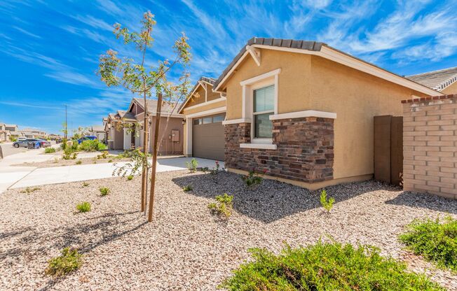 BEAUTIFUL and MODERN 5 bed/3 bath home in GILBERT