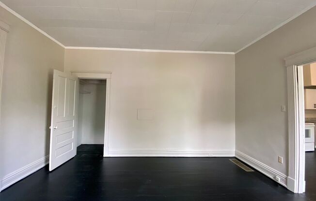 2 beds, 1 bath, 800 sqft, $1,600, Unit Unit 2