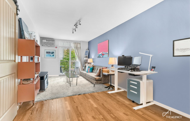 244 W 21 ST