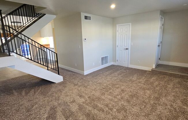 EL CAJON - ROYAL GARDENS - Nice Updated 3 Bedroom / 2.5 Bath Townhouse.  AVAILABLE NOW!