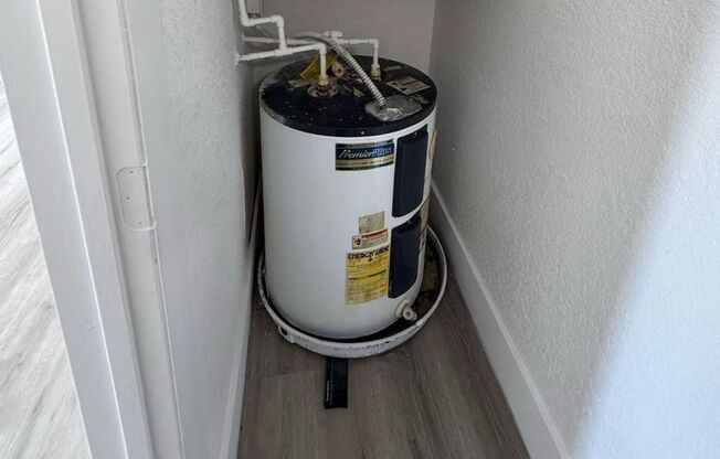 Studio, 1 bath, 400 sqft, $1,600, Unit 50-6