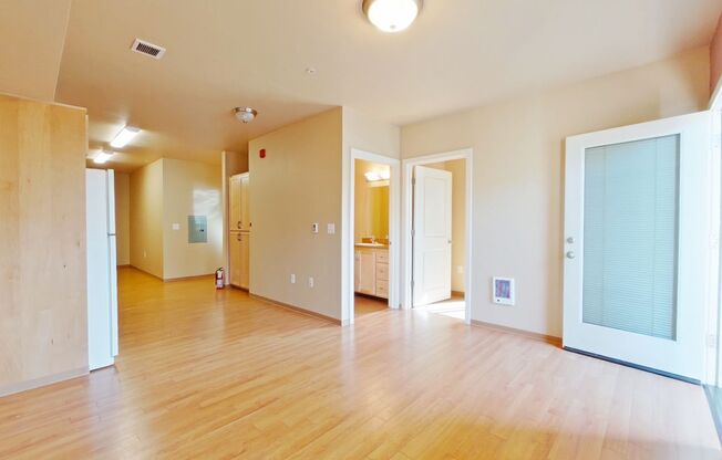 3 beds, 1.5 baths, 848 sqft, $2,400, Unit 203