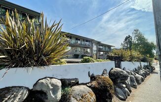 NE Portland~Near Legacy Emanuel & Providence Medical - 2 Bedrooms 2 Baths Condo w/ Reserved Parking & Washer & Dryer!