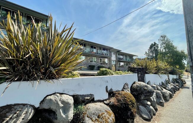 NE Portland~Near Legacy Emanuel & Providence Medical - 2 Bedrooms 2 Baths Condo w/ Reserved Parking & Washer & Dryer!