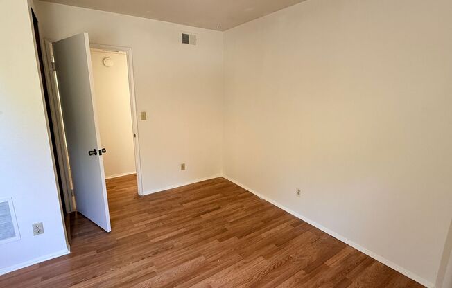 Bright 2 Bedroom Condo with Fireplace, Washer/Dryer, and 1/2 a mile to USD