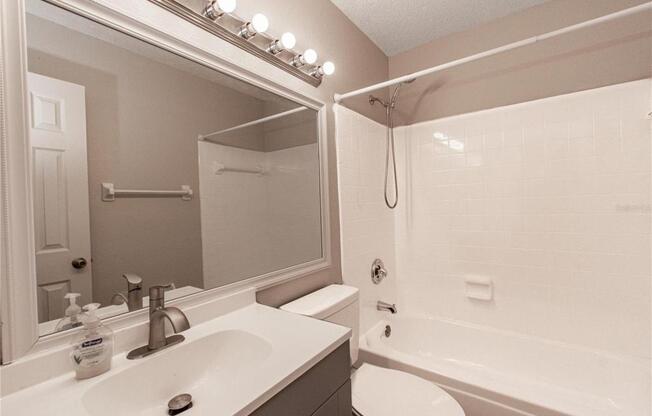 2 beds, 2 baths, 864 sqft, $1,400