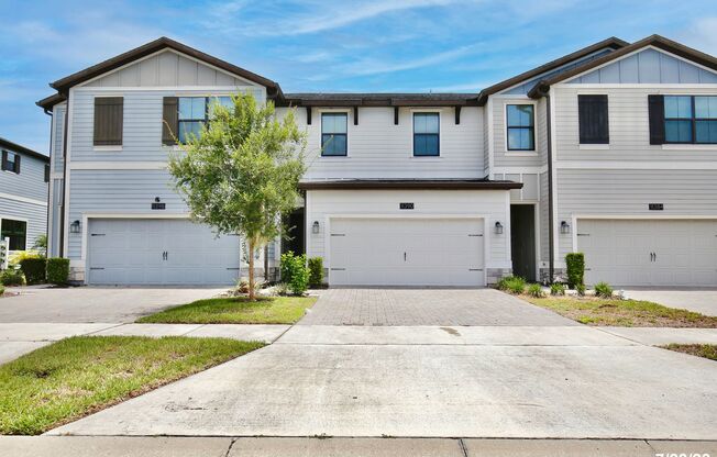 Modern 3/2.5 Spacious Townhome with a 2 Car Garage in the Desirable Trails at Moss Park - Orlando!