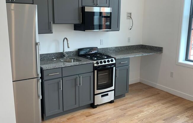 Studio, 1 bath, 415 sqft, $1,595, Unit 64-304