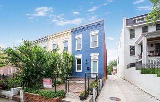 Available Now! 2 Bed / 1 Bath Rowhouse in NOMA