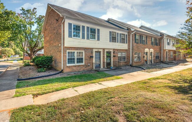 2 Bedroom Townhome in Coventry Woods!