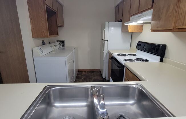 2 beds, 1 bath, $1,300