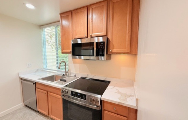 2 beds, 1 bath, 880 sqft, $2,420, Unit 9