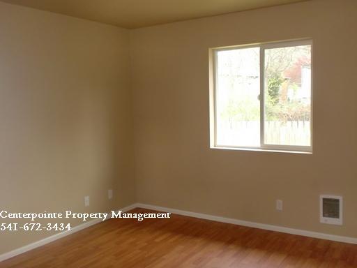 2 beds, 1 bath, $1,200, Unit Bass5269