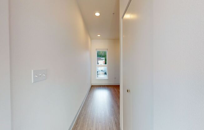 Studio, 1 bath, 355 sqft, $1,550, Unit 421