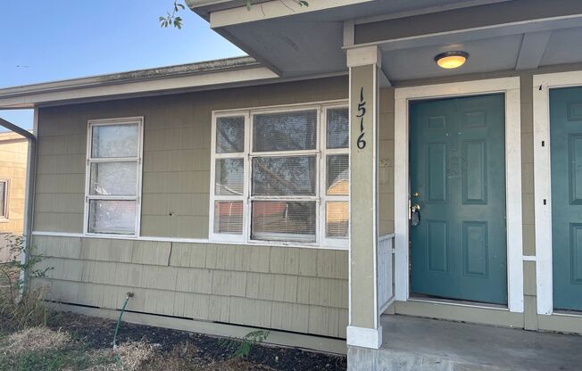 1/2 off first months rent-Cute 2/1 duplex-Freshly painted, wood floors, WD connections