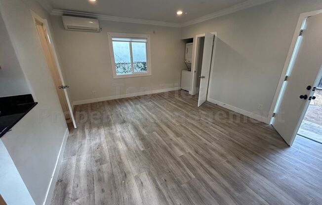 ***Charming Studio Cottage in South Park - Available NOW***