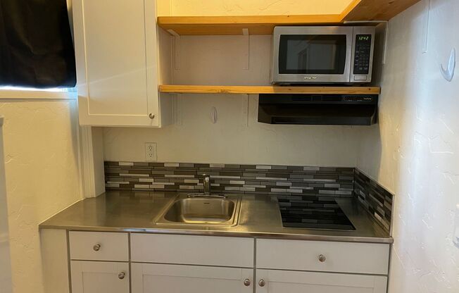 Studio, 1 bath, 200 sqft, $1,275, Unit 204