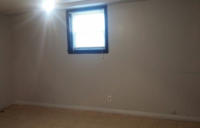 Studio, 1 bath, 400 sqft, $550, Unit 1