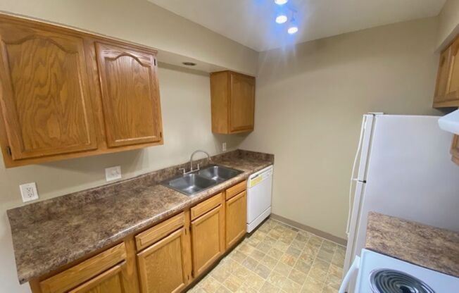 2 beds, 2 baths, 1,005 sqft, $1,075, Unit 1523-11