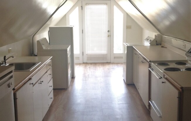 2 beds, 1 bath, $1,700